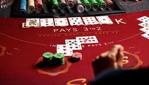 ব্যাকারাট টেবিলে সোনালি কার্ড ও kg9991 গাইড দৃশ্য
